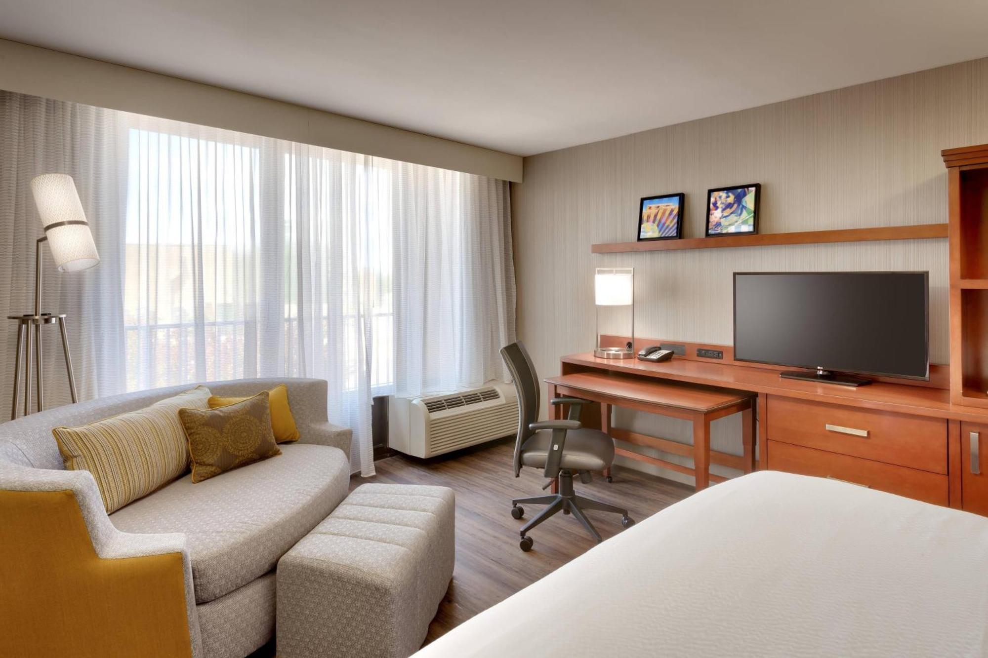 Courtyard By Marriott Albuquerque Hotel Exterior photo