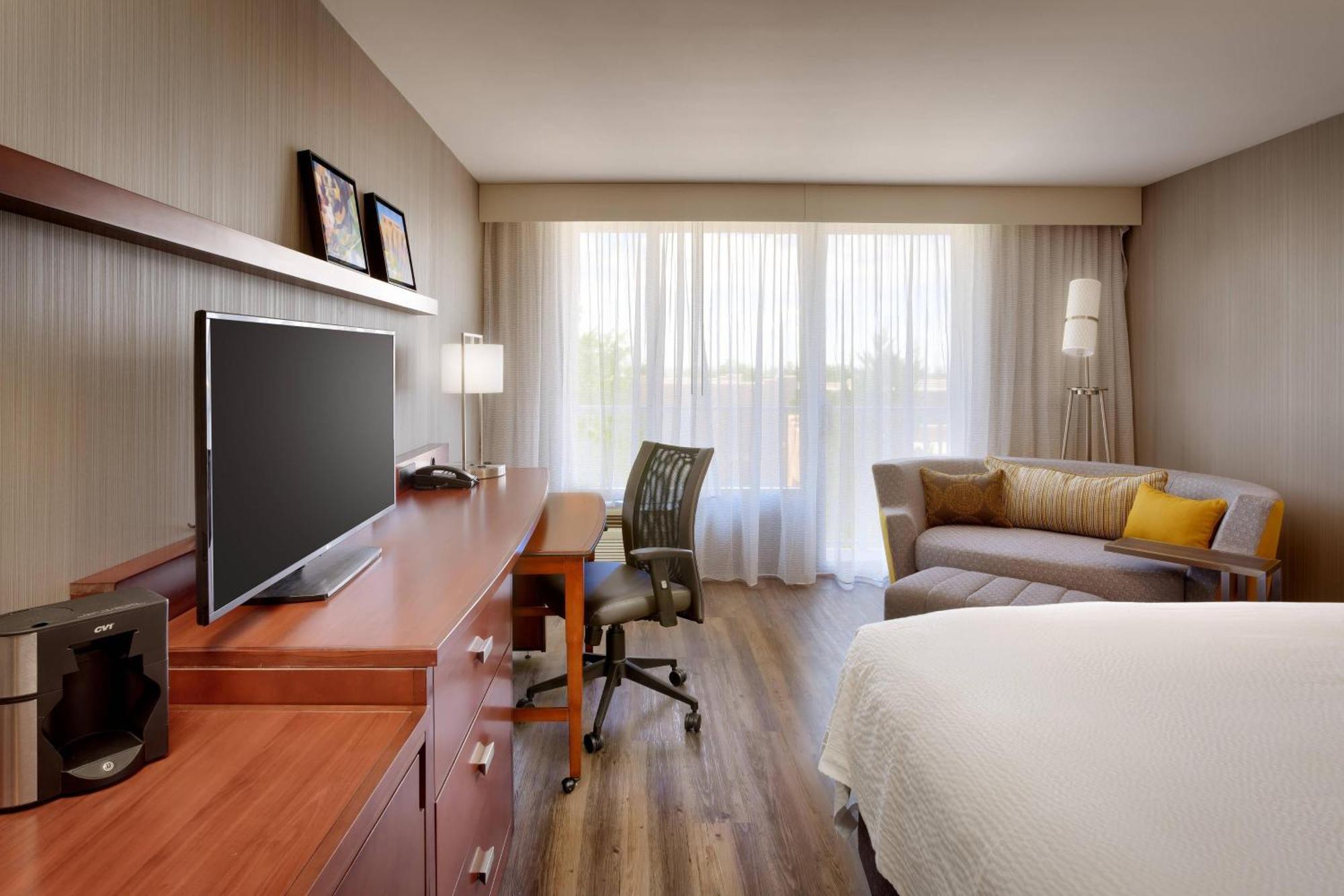 Courtyard By Marriott Albuquerque Hotel Exterior photo